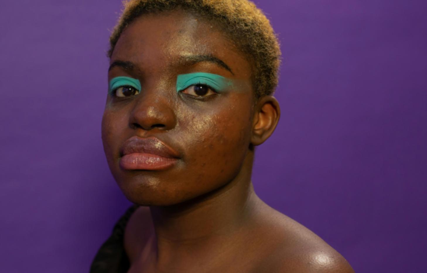 Session di fashion styling con selezione capi per servizio fotografico